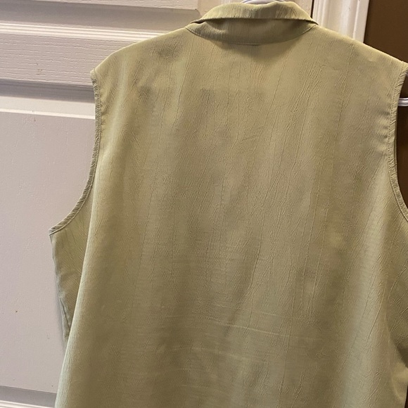 Sleeveless Blouse - Picture 2 of 3